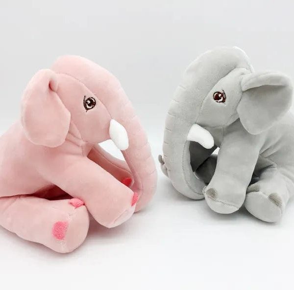 Peluche éléphant assis et content