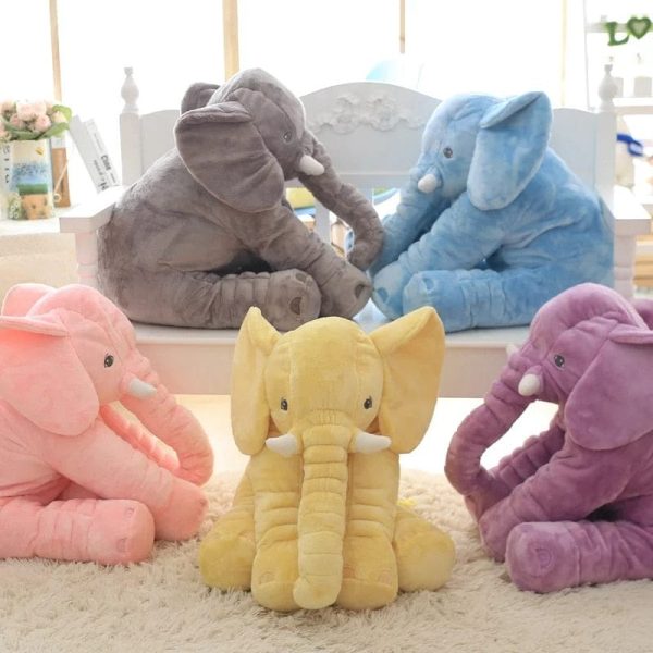 peluche éléphant petit et coloré en gros plan