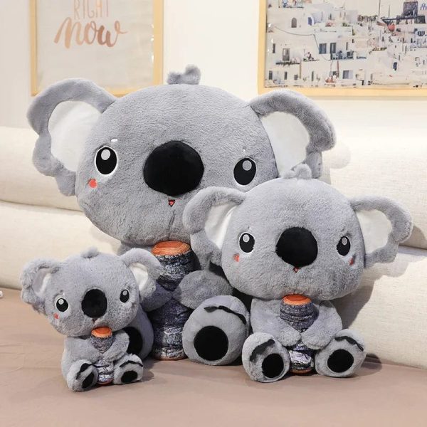 peluche koala câlinant son bois