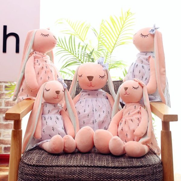 peluche lapin aux longues oreilles