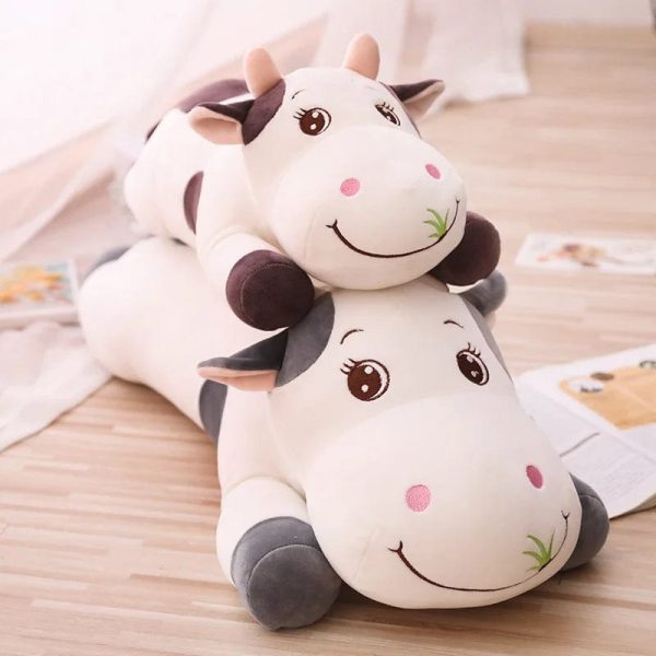peluche vache coloré qui broute de l'herbe